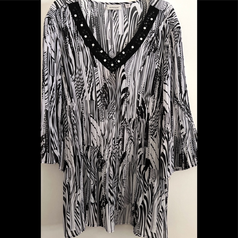 Pleated, lightweight, perfect cond. Jeweled Vneck with slimming pattern. Quality